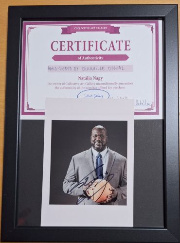 Shaquille O'Neal által dedikált fénykép, öltönyben