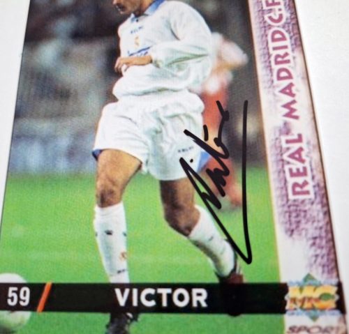 Victor Sanchez (Barcelona,Spanyol Bajnok) labdarúgó aláírása hitelesítéssel fotón