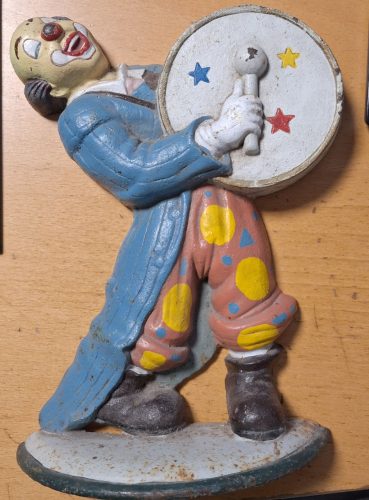 Fém, öntöttvas Vidámparki vagy bohóc társulat Bohócot ábrázoló kelléke 1930-1950-es évek, ritka