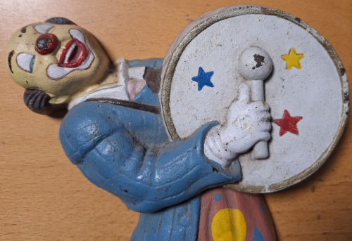 Fém, öntöttvas Vidámparki vagy bohóc társulat Bohócot ábrázoló kelléke 1930-1950-es évek, ritka
