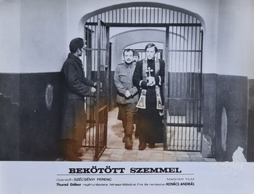 Bekötött szemmel vitrinkép, filmfotó, 1975