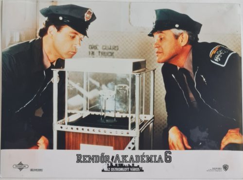 Rendőrakadémia VI., Az ostromlott város vitrinkép, filmfotó, 1989