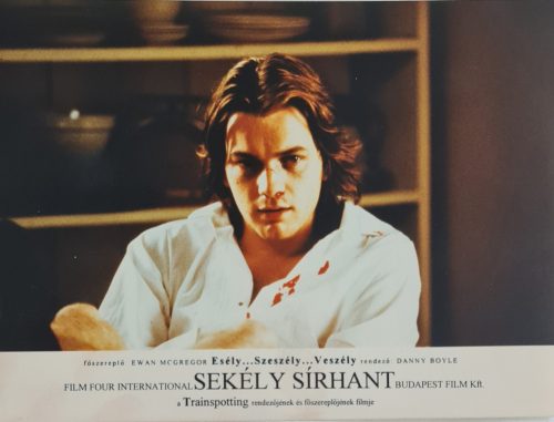 Sekély sírhant vitrinkép, filmfotó, 1994