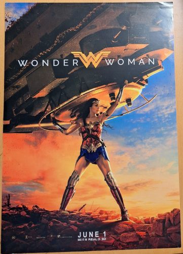 Wonder Woman promóciós filmplakát Gal Gadot (távoli) karaktere 