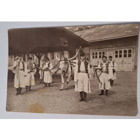1930-as évek, fénykép, népviseletben, istálló, marha