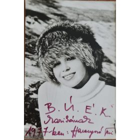 Harangozó Teri aláírása őt ábrázoló nyomaton, 1977