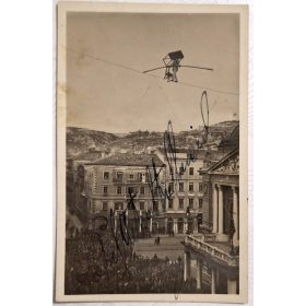   Gyöngyös (?) Artista kötéljáró a kötélen asztalt és székes cipelve 1940k. Az artista aláírásával