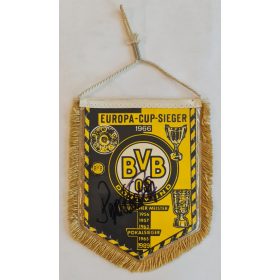   Borussia Dortmund zászló, rajta Paulo Sosa aláírásával.